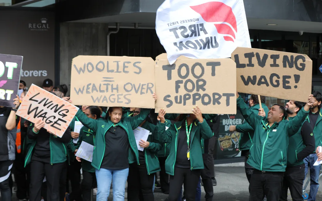 Thousands of Woolworths supermarket staff strike